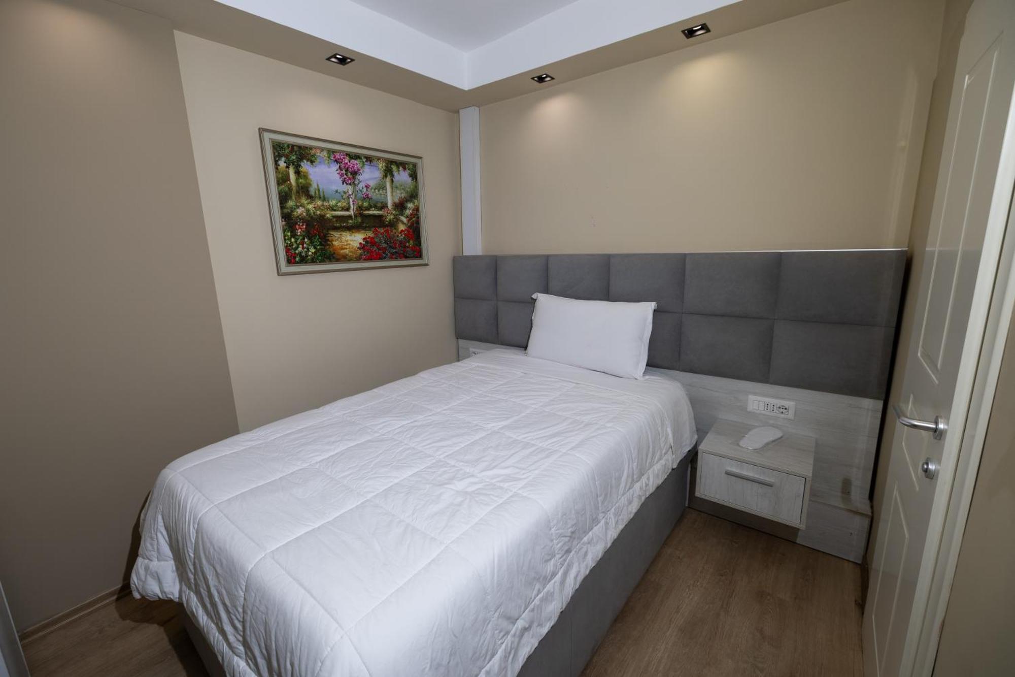 4R Colombo Hotel 地拉那 外观 照片