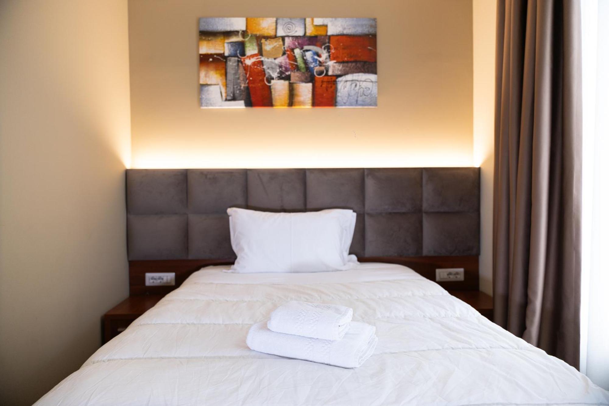 4R Colombo Hotel 地拉那 外观 照片